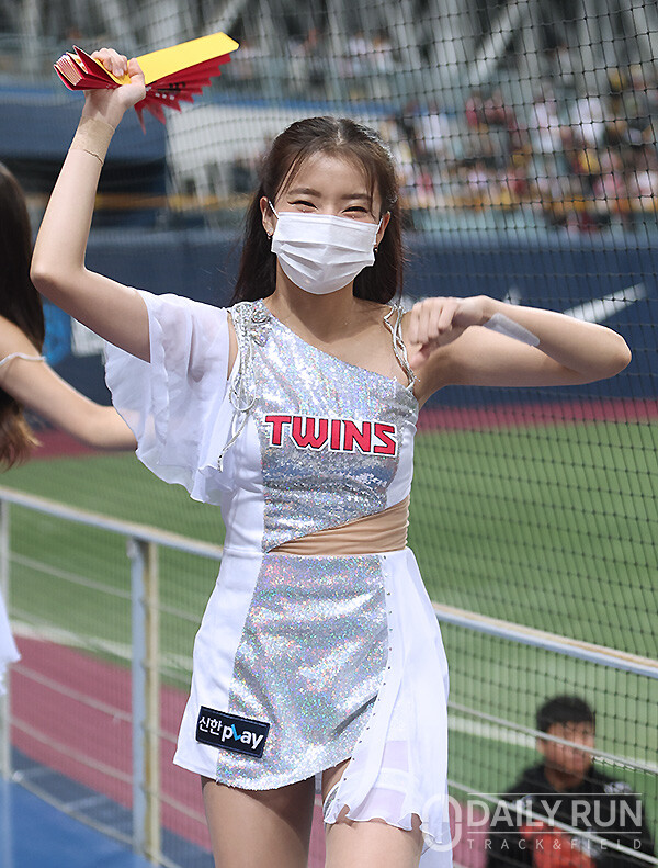 LG 귀요미 치어리더' 심송연, "LG 승리를 위해!" < 스포츠 종합 < 기사본문 - 데일리런(DailyRun)