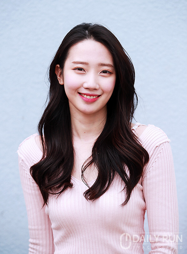 LG 귀염둥이 막내' 오윤솔 치어리더, "야구장에서 만나요!" [화제의 치어리더] < 스포츠 종합 < 기사본문 -  데일리런(DailyRun)