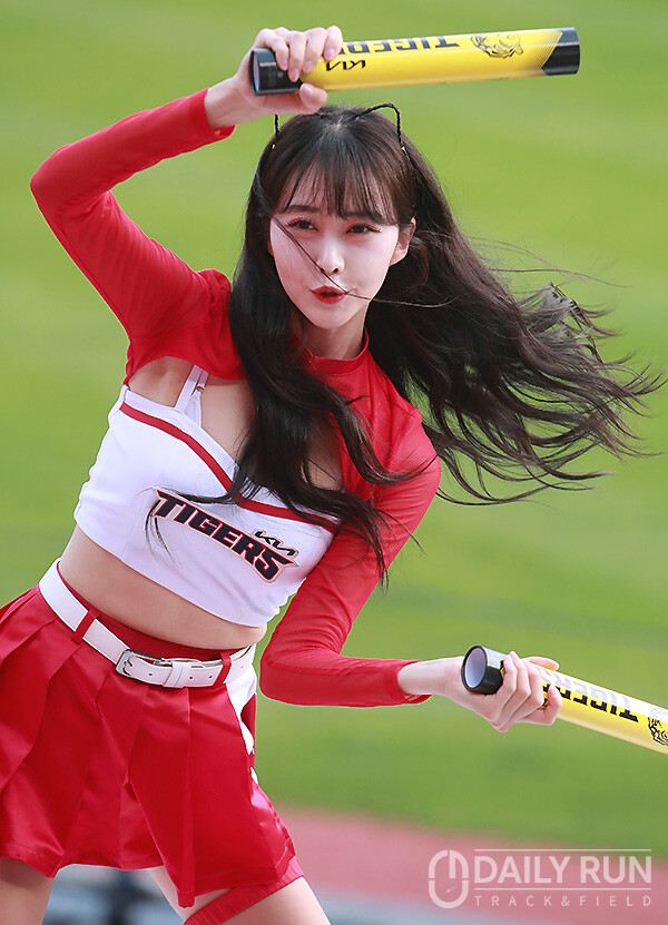 기아 치어리더 정가예, "머리 좀 만지고 가실게요!" [화제의 치어리더] < 스포츠 종합 < 기사본문 - 데일리런(DailyRun)
