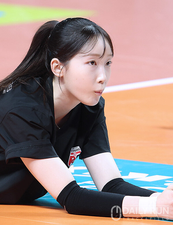 '운동선수 맞아?'...미녀세터의 계보 아닌 지존을 향해 달리는 정관장 최서현 '찰칵~'