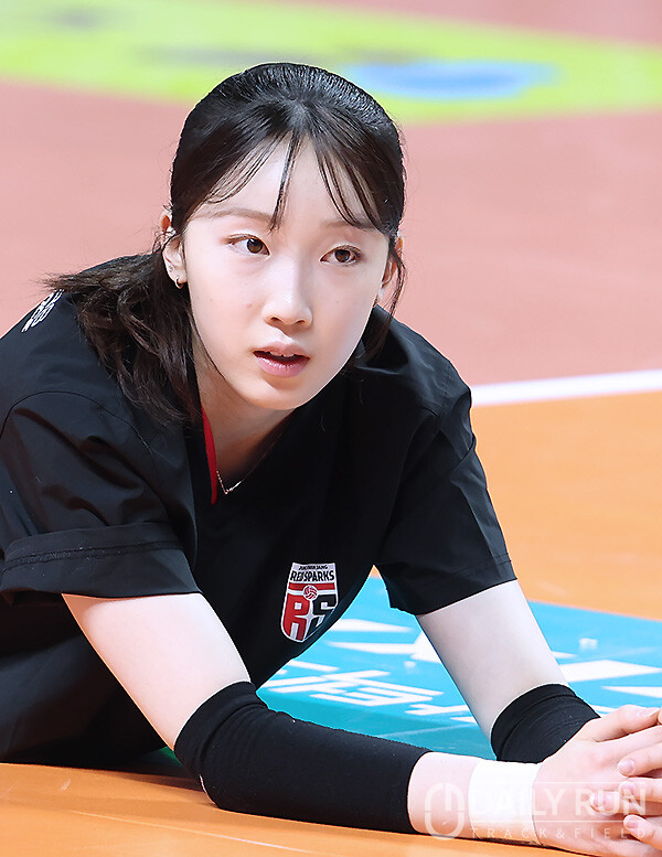 '운동선수 맞아?'...미녀세터의 계보 아닌 지존을 향해 달리는 정관장 최서현 '찰칵~'